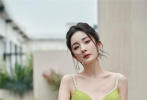 6月17日，VOGUEfilm“她”视界艺术周在上海如火如荼地进行着，这场活动旨在发掘和展示女性创作人才的成长和发展，为她们提供一个广阔的舞台。在线下首映礼上，多部明星拍摄的短片震撼亮相，为观众带来了视觉盛宴。而在观影之夜，杨幂的夏日绿吊带长裙成为了焦点。
