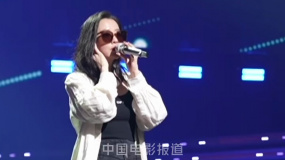 2023大灣區(qū)電影音樂(lè)晚會(huì)彩排現(xiàn)場(chǎng) 張靚穎認(rèn)真彩排中