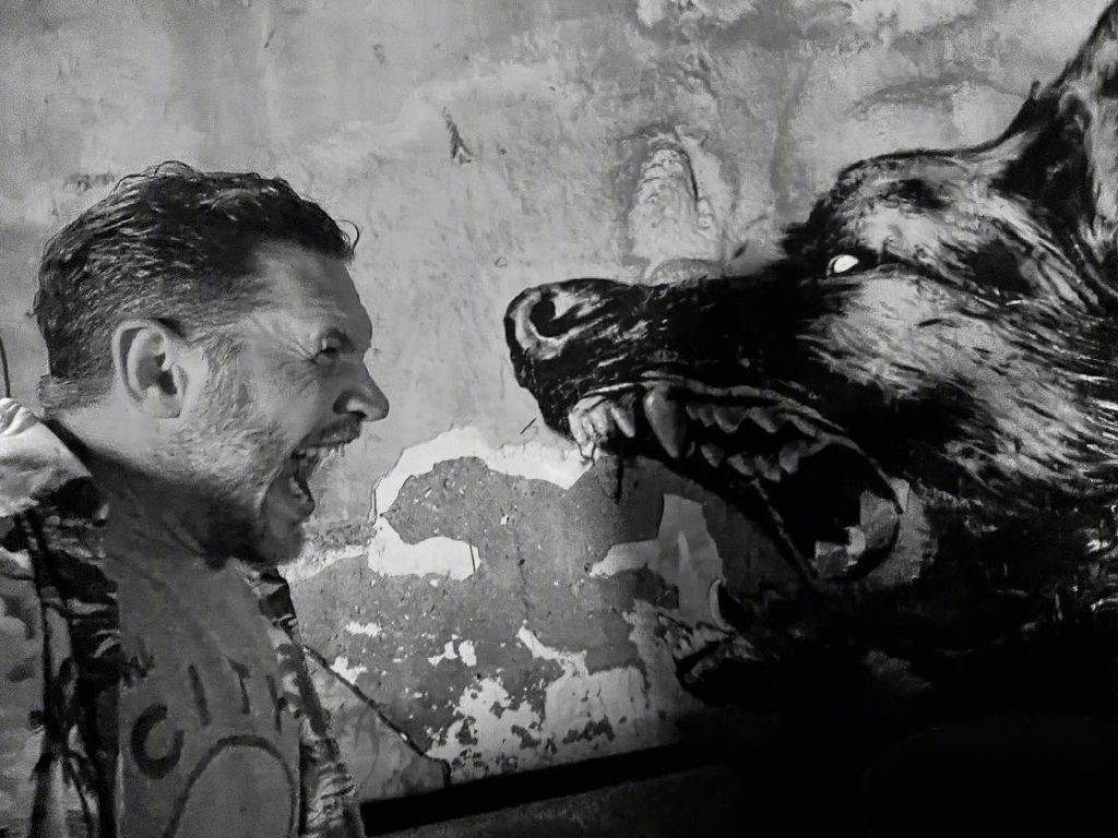 《毒液3》幕后照曝光 汤姆·哈迪对野狼做撕咬动作