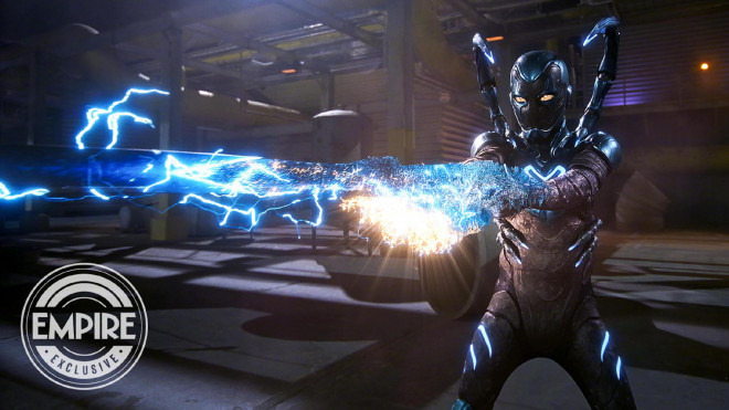 《蓝甲虫》发剧照 超级英雄使用激光武器打击敌人