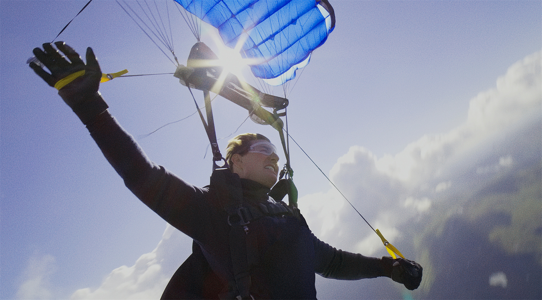 《碟中谍7》发布特辑 阿汤哥首次挑战高空速降伞(图2)
