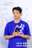 王宝强携主创闪现西安路演 观众点赞《八角笼中》