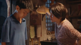 这个场面很熟悉 像不像偷跑去玩被妈妈抓包的你？