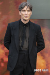 《奥本海默》伦敦首映 墨菲穿黑色透视衬衫极具诱惑