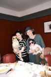御夫有術(shù)！向佐曬四口合照 單手抱娃與郭碧婷放閃