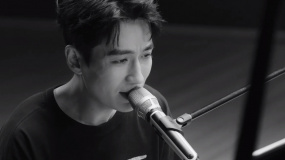 朱一龙钢琴自弹自唱《消失的她》主题曲《笼》