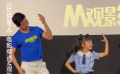 电影《巨齿鲨2》M观影团现场 吴京和小影迷跳起了“鲨鱼舞”