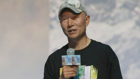 《雪豹和她的朋友们》首映礼 导演奚志农与小朋友互动