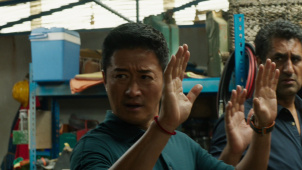 《巨齿鲨2》发布“机智斗敌”正片片段 吴京急中生智吸引猎龙