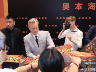 《奥本海默》中国首映 诺兰亲临现场热情互动签名