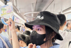 8月28日，高圆圆在社交平台晒照，自己和朋友坐地铁去看李宗盛演唱会，并配文：“‘十八岁的少年，六十岁的回归’。和我的老王的周末。 ​”照片中，高圆圆头戴黑色渔夫帽搭配蓝色衬衫，穿着低调、清新减龄，她和朋友一同在地铁上自拍，和朋友享受轻松又自在的周末时光。