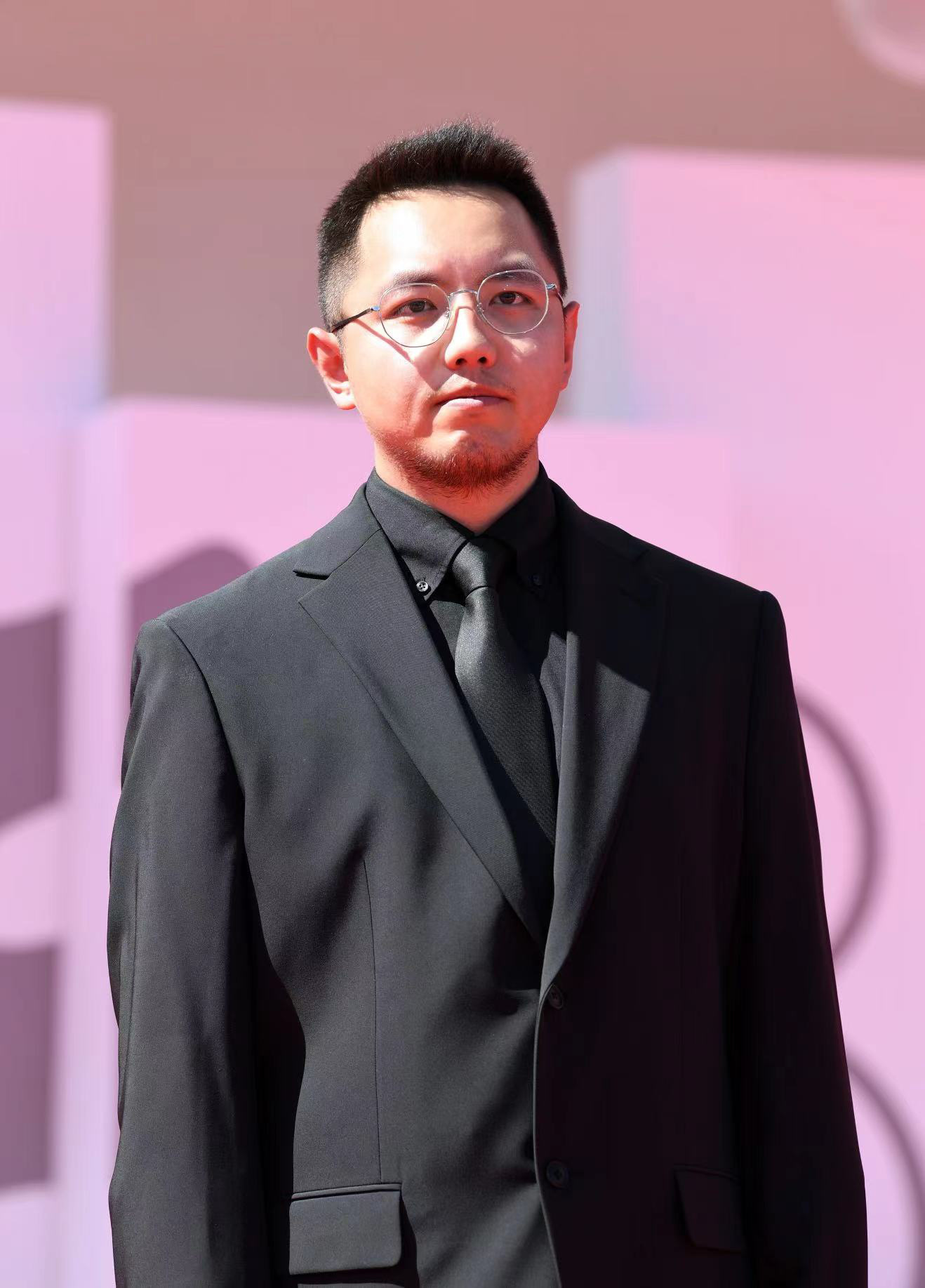 万玛才旦导演《雪豹》威尼斯电影节首映 熊梓淇久美成列亮相(图3)