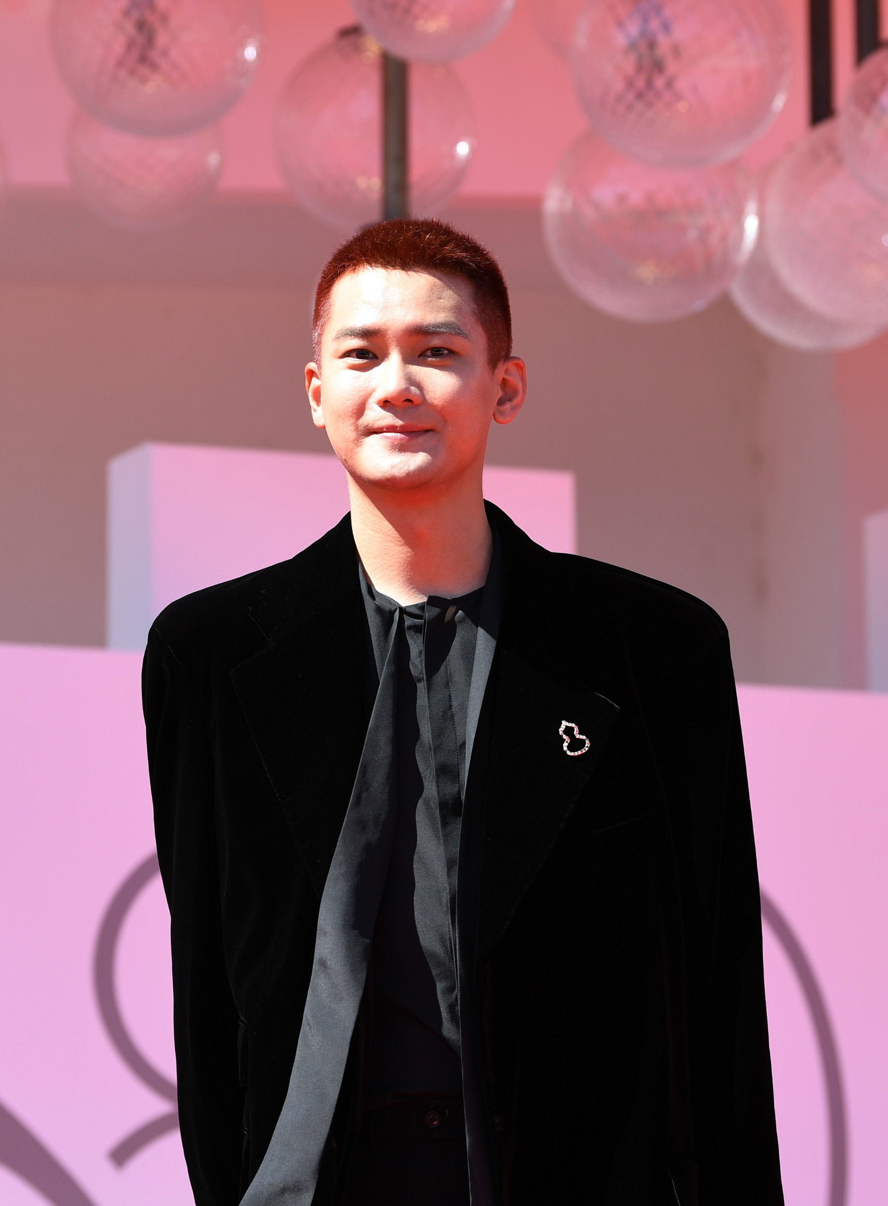 万玛才旦导演《雪豹》威尼斯电影节首映 熊梓淇久美成列亮相(图2)