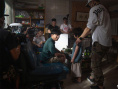 破6亿！黄渤晒《学爸》幕后照 与“儿子”互动温馨有爱