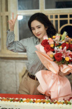 楊冪新劇殺青 大波浪卷發(fā)復(fù)古迷人化身“冷面女特務(wù)”