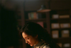 9月22日，杨幂分享《哈尔滨一九四四》的杀青照，照片中她手捧鲜花比耶，十分开心。此外，杨幂工作室也晒出一组拍摄幕后照，一头波浪长卷发，复古迷人。