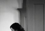 9月22日，杨幂分享《哈尔滨一九四四》的杀青照，照片中她手捧鲜花比耶，十分开心。此外，杨幂工作室也晒出一组拍摄幕后照，一头波浪长卷发，复古迷人。