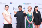 9月21日，2023第18届首尔国际电视剧大赏举行。范伟凭借在《漫长的季节》中的精彩表现，获得最佳男主角。此外该剧还获得了最佳迷你剧奖，范伟与剧组主创亲自现身韩国领奖。