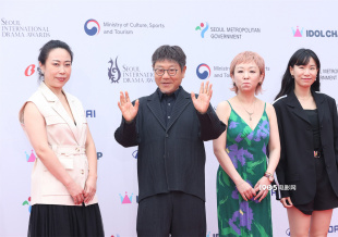 范伟凭《漫长的季节》现身首尔领奖 与崔岷植同框
