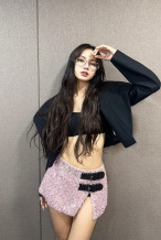 回应疯马秀争议？Lisa晒性感照 配文：你没被邀请