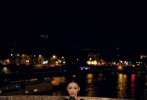 9月26日，张柏芝一袭赫本风缎面无袖黑裙亮相巴黎时装周，设计精致的珠宝点缀其间，尽显温婉大气，犹如夜间闪耀的蝴蝶，时尚表现力也是满分。