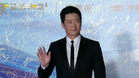 挥手致意！吴京亮相第十届丝绸之路国际电影节红毯
