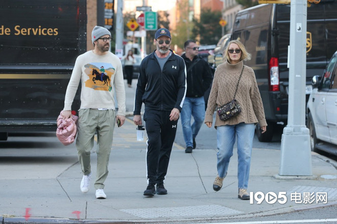 休·杰克曼和瑞安·雷诺兹夫妻出街 漫步纽约街头