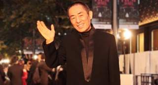 張藝謀亮相東京電影節(jié)開幕紅毯 透露新片明年上映