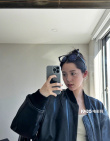 歐陽娜娜分享留學生活隨拍 皮衣配牛仔褲熱辣甜美