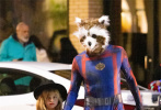 当地时间10月31日，曾出演过《乌云背后的幸福线》《美国狙击手》等影片的演员布莱德利·库珀现身纽约街头，他以漫威宇宙中火箭浣熊的形象亮相，与6岁的女儿庆祝节日。
