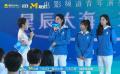 第五組成員孫陽(yáng)、厲嘉琪、劉令姿領(lǐng)取任務(wù)卡
