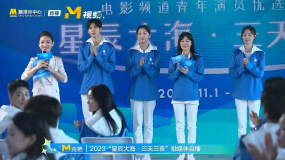 第四组成员毕雯珺、王佳怡、徐梦洁、李羽桐领取任务卡