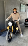 布拉德·皮特獲贈定制摩托車 與“玩具”酷帥合照