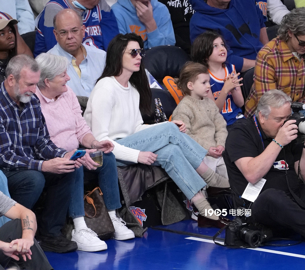 安妮·海瑟薇和家人看篮球赛 父母一同现身开心观赛