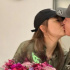應(yīng)采兒曬照慶祝結(jié)婚13周年 主動獻(xiàn)吻陳小春太甜蜜