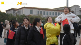 海清和工作人员抱起演员们看国旗班入场