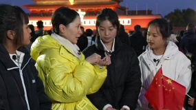 海清请小演员吃烤鸭