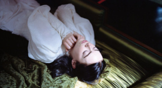 《可怜的东西》曝幕后特辑 揭秘荒诞喜剧诞生始末_好莱坞_电影网_1905.com