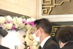 12月5日，中国香港，刘德华与家人于香港殡仪馆为父亲刘礼设灵。刘德华在太太朱丽倩和11岁的女儿刘向蕙的陪伴下，现身殡仪馆送别父亲。一家三口罕见同框的画面中，刘德华一身黑色西装，口罩遮面神情哀伤难掩悲痛。

