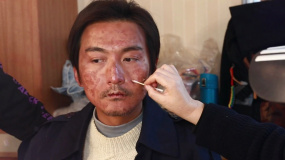 电影《回西藏》发布宋洋版沙漠妆特效花絮，精致小伙一秒变糙汉！
