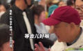 欧阳奋强为年轻影迷签名，他仍然是观众心中永远的宝玉！