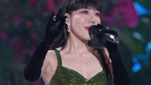 吴莫愁第五届海南岛国际电影节闭幕式演唱《渔家的姑娘在海边》