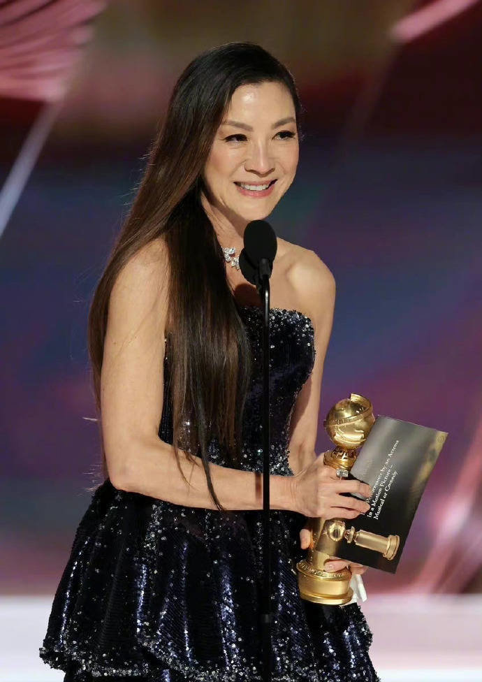 杨紫琼凭《瞬息全宇宙》获金球奖电影类最佳女主