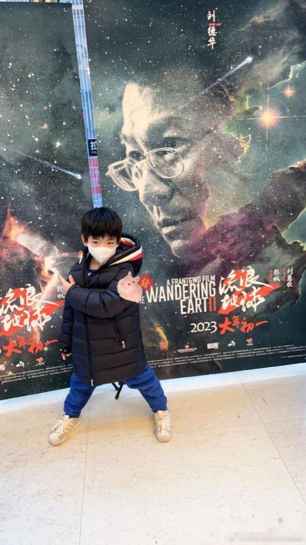 陈妍希带小星星观看《流浪地球2》 母子两人变身忠实影迷