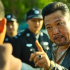 賈冰吃路邊攤引起路人圍觀，一副黑老大的架勢，滿臉笑容打招呼