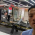 《狂飙》“唐小龙”打台球，没有那么凶悍，被三位美女要求合影