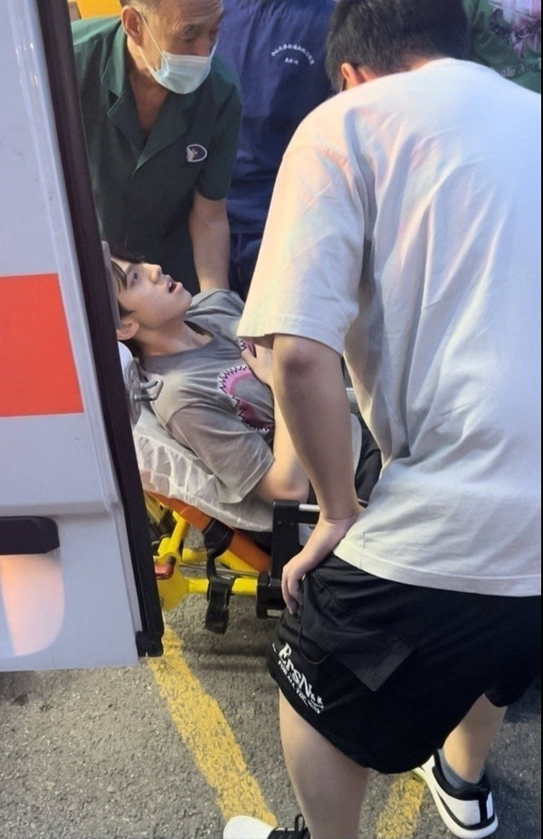 tf三代左航手捂心脏被救护车拉走公司回应称因情绪压力大身体疲劳