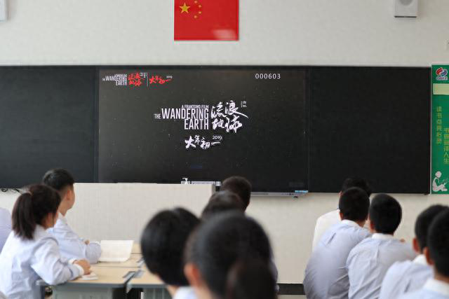 2023年“电影下乡”青海行正式启动，现场放映《流浪地球》(图6)