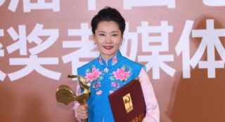 近四十年辛苦耕耘 何賽飛首奪第36屆中國電影金雞獎最佳女主角