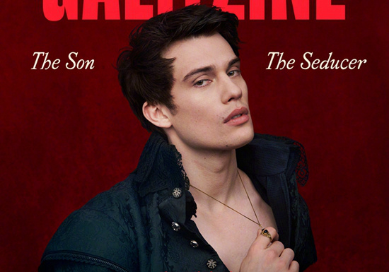 《玛丽与乔治》角色海报 “皇室蓝”成英王室宠儿